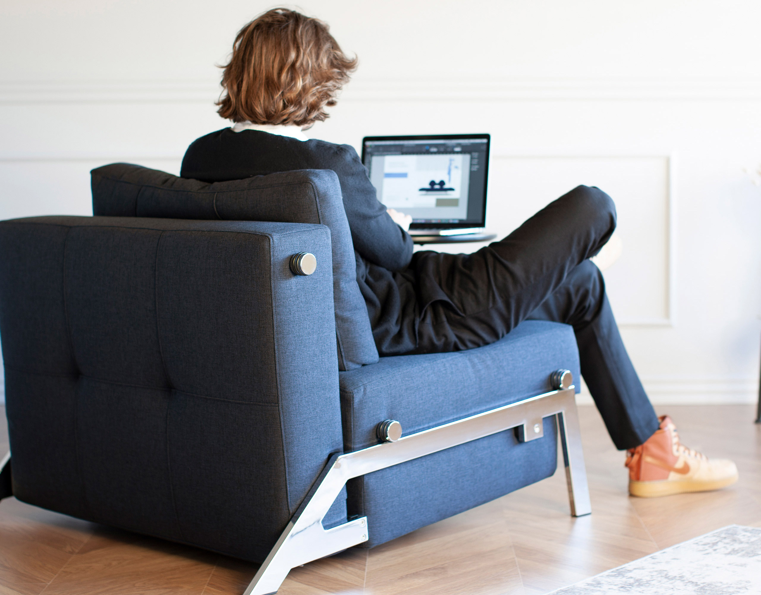 De gasten Verwachten liefde Cubed Chair Folding out into the room